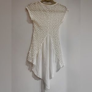 Beautiful light top. Perfect for swimsuit cover or over jeans shirt.